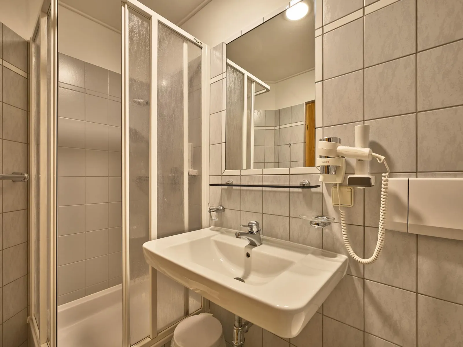 Einzelzimmer — Schreibtisch